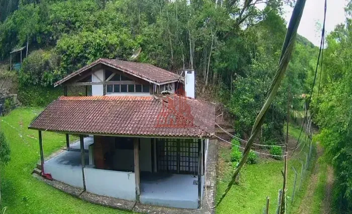 Chácara à Venda em Embu-Guaçu com Piscina, Lago e Riacho