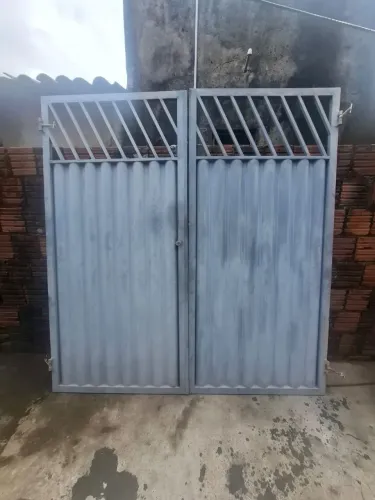 Vende se um portão de duas bandas pra garagem 200X215