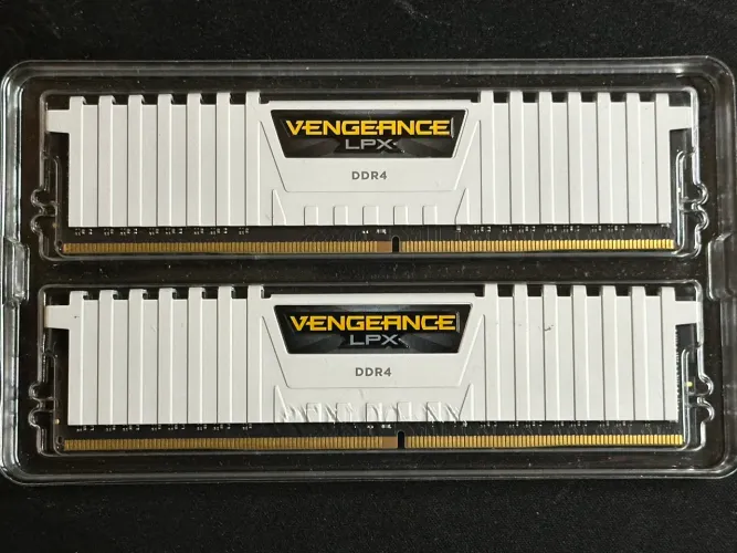 16GB Memória RAM (2x8GB) DDR4 3000MHz