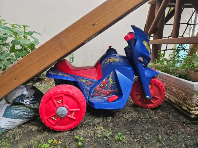 Moto elétrica c/ carregador - tudo funcionando