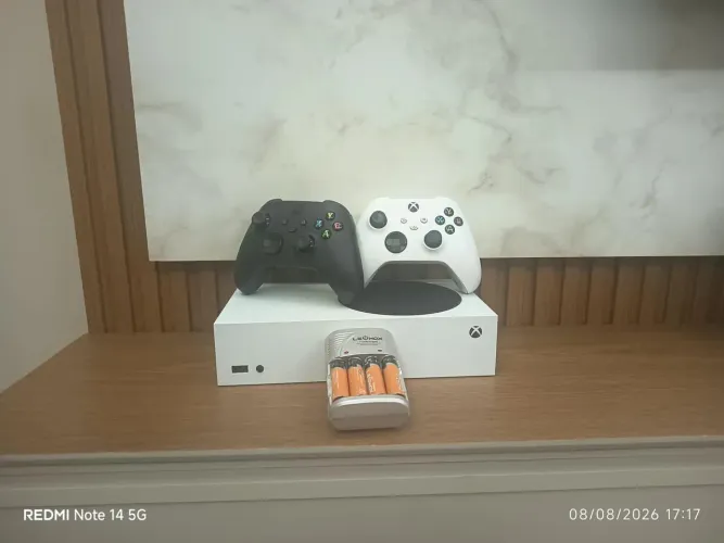 Xbox Series S 512GB + 2 Controles Originais + Carregador + 4 Pilhas