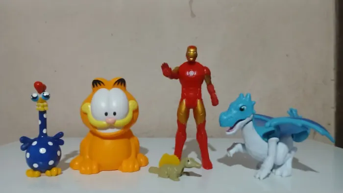 BONECOS/ BRINQUEDOS À VENDA