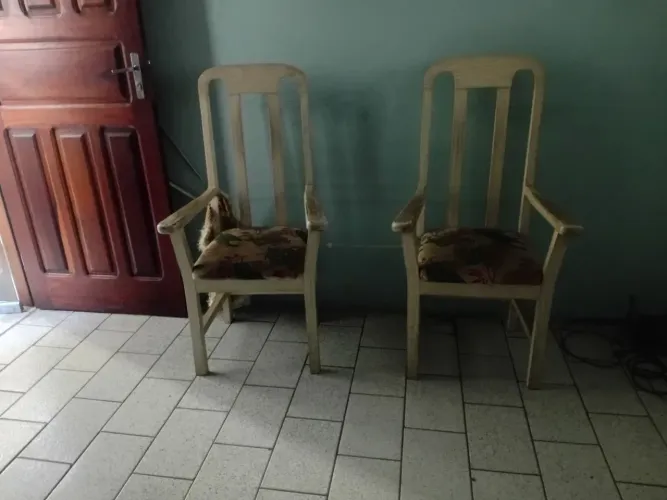 Cadeira em madeira para sala