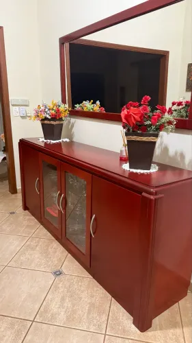 vendo cristaleira de madeira maciça 