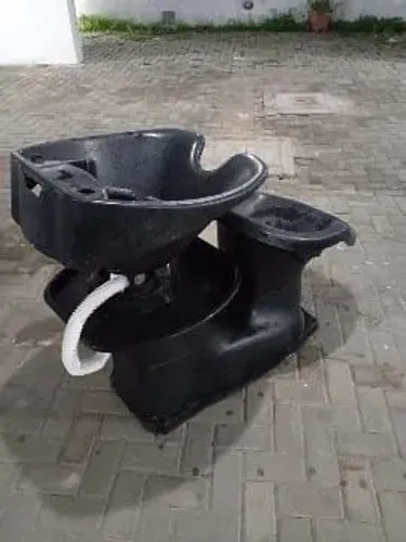 Vendo cadeira de barbeiro e lavatório
