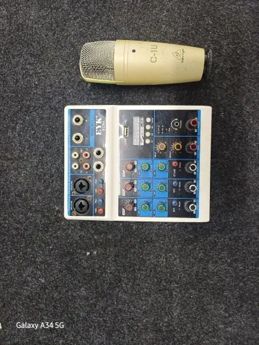 Microfone bering C1 e mesa de som