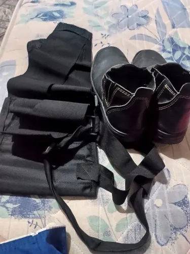 Bota bico de ferro e protetor de coluna!!! Bom estado pouco dias de uso!!!
