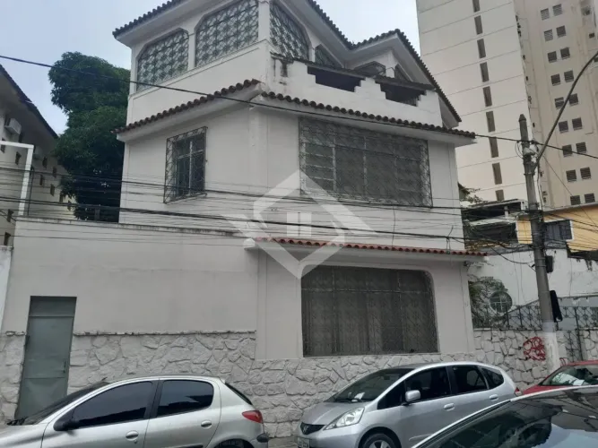 Casarão de 3 Andares: Venda ou Locação; Amplo, Funcional e Bem Localizado