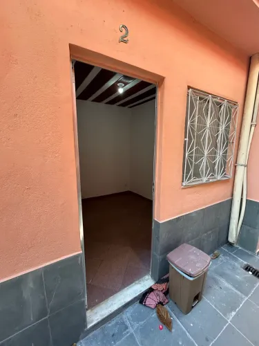 Casa de vila, 850 com água inclusa.