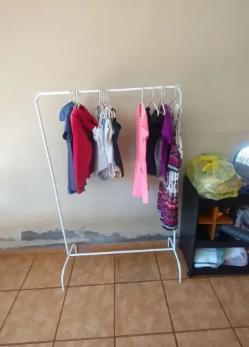 DUAS ARARAS DE ROUPA