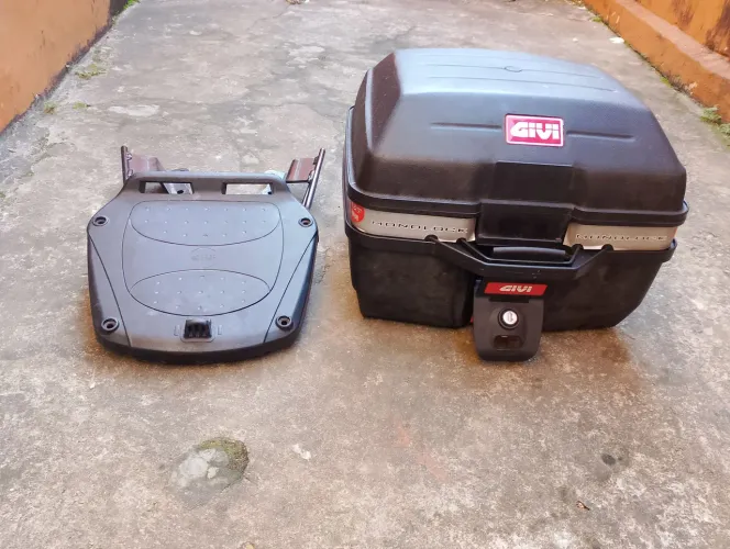 Vendo baú givi 32 litros
