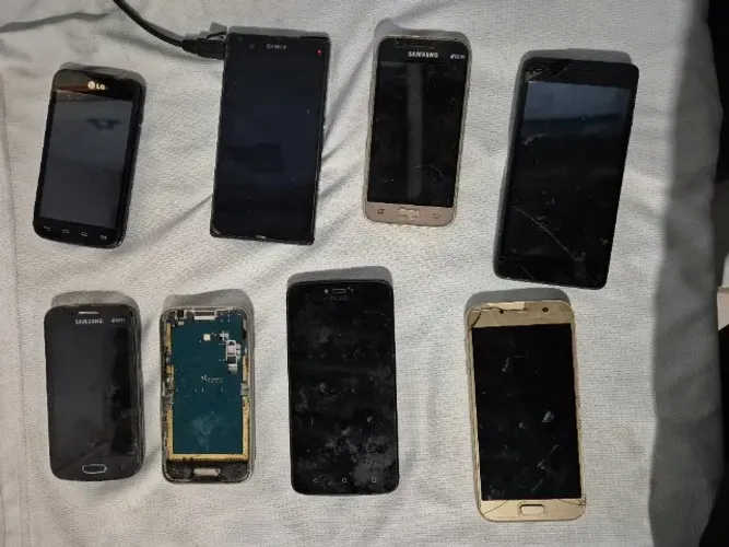 Lote de Smartphones com defeito, para retirada de peças