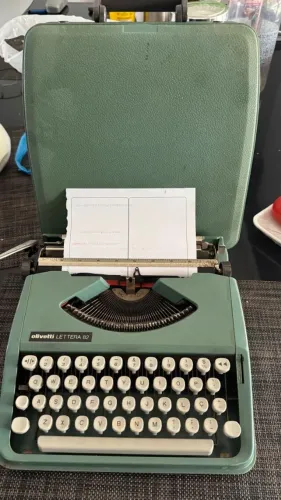 Máquina de Escrever Lettera 82 Olivetti