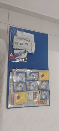 Álbum pokémon com algumas cartas