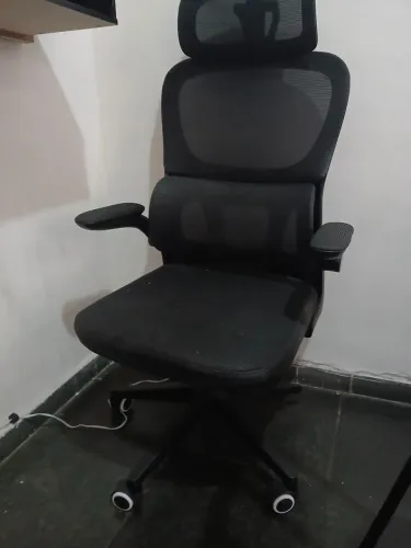 Cadeira de escritório ergonômica usado (BASE DANIFICADA)