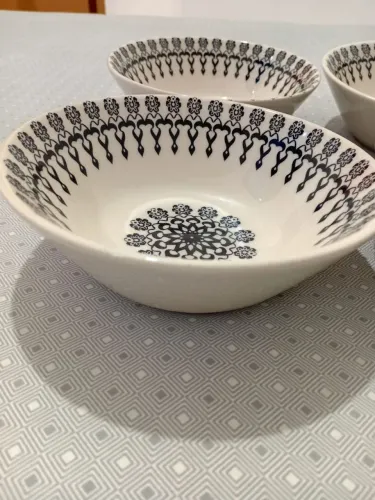Vendo 4 tigela de porcelana na cor branca com detalhes e 6 tigela em vidro