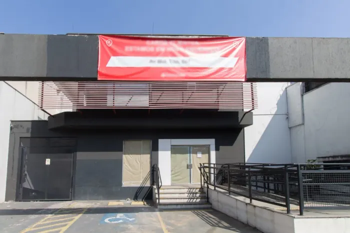 Prédio comercial na Avenida Tenente Laudelino Ferreira do Amaral, 402 790 m²