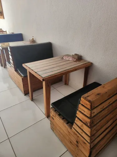 MESA DE MADEIRA COM TAMPO DE VIDRO