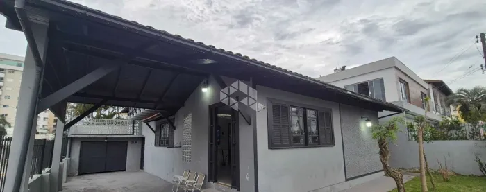 Casa com 4 quartos/dormitórios no bairro Balneário, em Florianópolis - SC