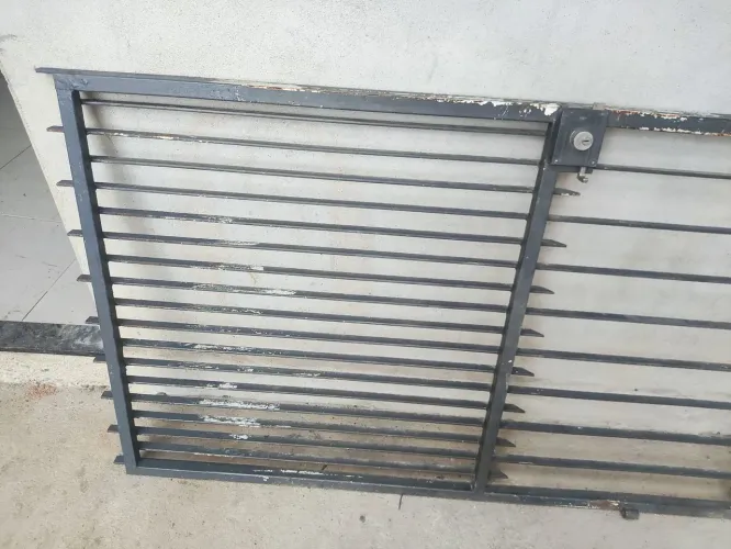 Portão social em ótimo estado 240mm Altura <br>100mm Largura