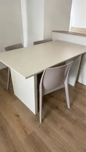 MESA DE MADEIRA COM 4 CADEIRAS