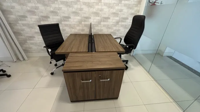 Kit mesa de escritório com cadeiras e armário