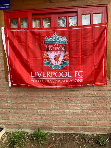 Poderosa Bandeira do LIVERPOOL F.C., autografada pelo centroavante ROBERTO FIRMINO.