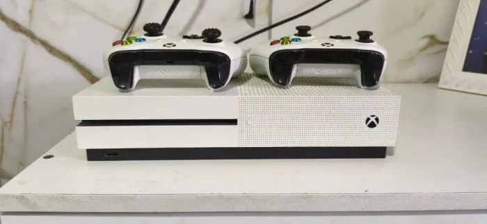 Vendo Xbox One S, Segunda mão/ Semi Novo / 2 controles e 3 jogos.