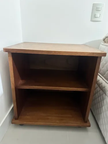 Mesa lateral com rodízio