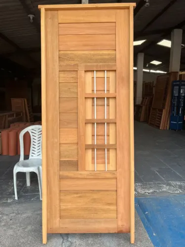 PORTA EM MADEIRA - À vista