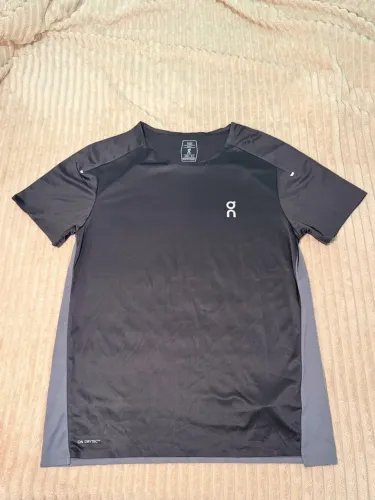 Camisa on running Performance-T (TAM M) usada apenas 1x