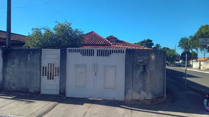 Venda de casa em Coroados SP.