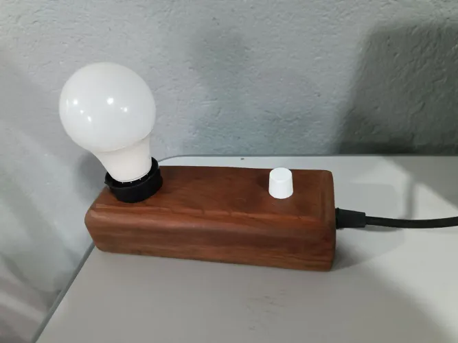 Luminária madeira de mesa