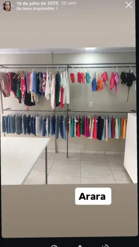 Araras de roupas de loja 