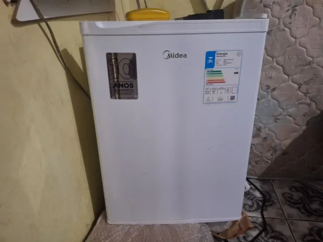 Frigobar da Midea 67L semi novo!!!