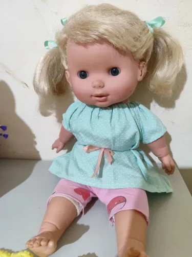 Boneca menina sem marca