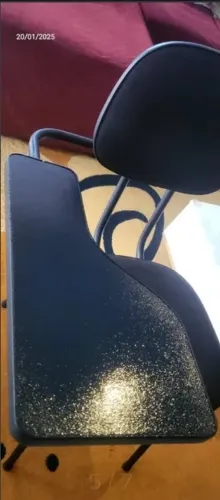 Linda e barata cadeira e carteira estudantil