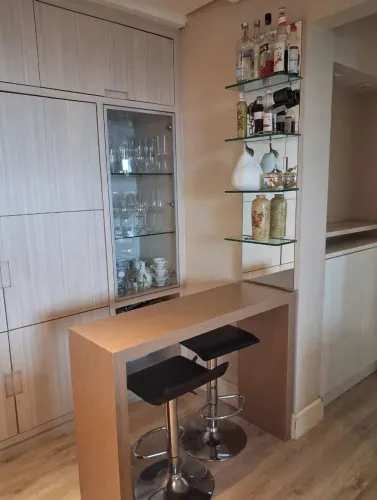 Duas banquetas alta giratória preta e com pés cromados