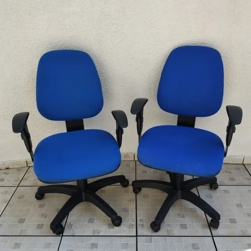 Duas cadeiras de escritório giratórias executivas