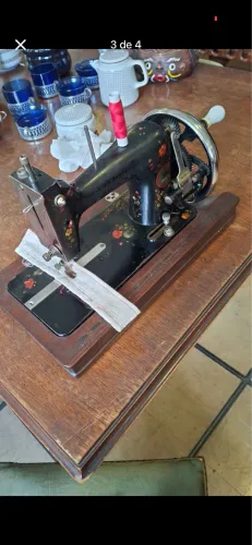 Antiga máquina de custura em ótimo estado