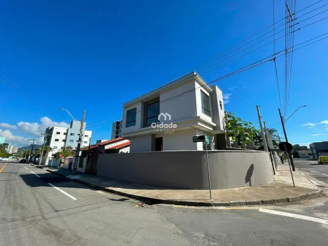 Casa geminada para locação no Água Verde - Moderna e bem distribuída