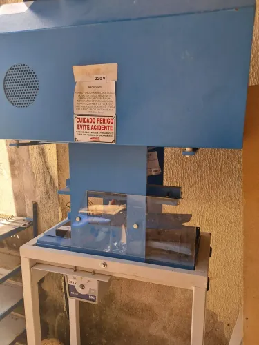 Maquina de cortar chinelos excelente extado para quem deseja começar ou amplicar