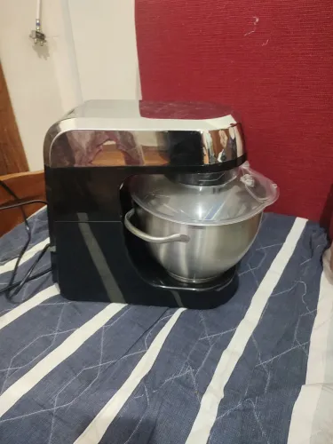 Batedeira Oster planetário com movimento simultâneo dos batedores