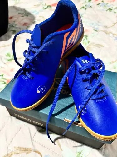 Chuteira Umbro nunca usada.