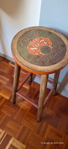Banqueta alta de madeira