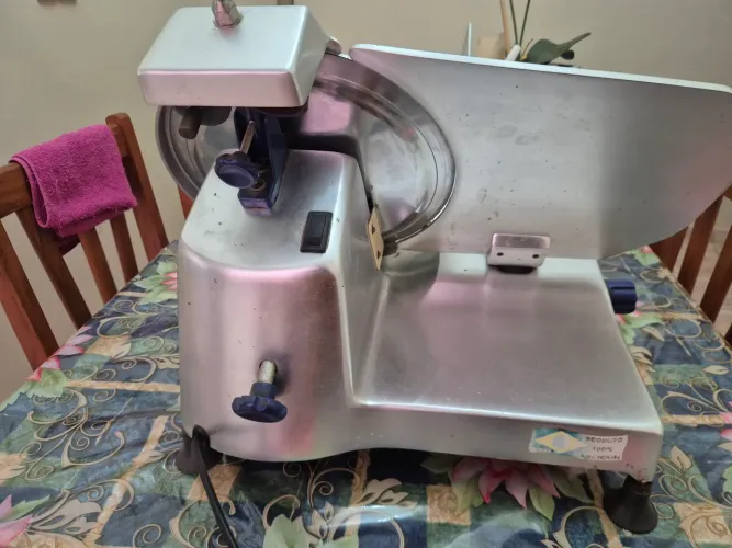 Vende se cortador de frios glural em pouco uso
