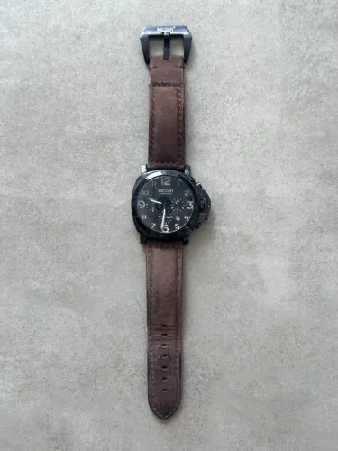 Relógio analógico redondo preto com pulseira de couro marrom da marca MEGIR®
