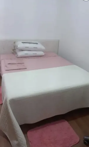 Quarto disponível no centro p/ moça não fumante que estude e trabalhe.