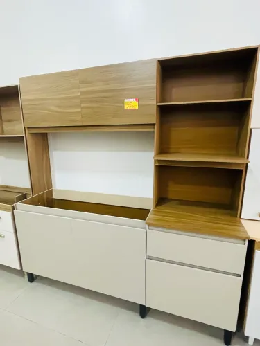 Cozinha compacta nova com espaço paga micro e forno