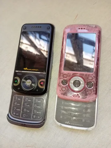 Dois celulares Sony Ericsson antigos peças ou conserto 